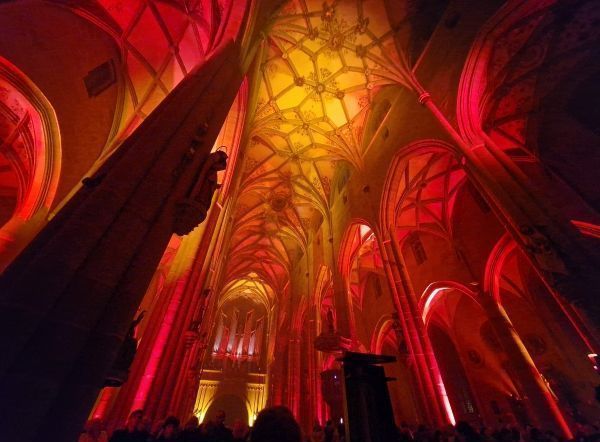 Zuschaueransturm zur Premiere: Licht- und Tonspektakel verwandelt das Überlinger Münster in mystischen Ort